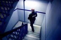 Politimand betjent trappe