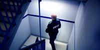 Politimand betjent trappe